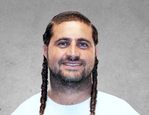 דוד מאיר נהג משאית ומנופאי אחראי על אספקת תוצרים מוגמרים לאתרי הפרויקטים. מלווה את הקבוצה במשך שנים רבות, במהלכן הספיק “להתחזק” ולגדל בגאווה שתי פאות מפוארות.