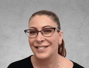 מינה סתו מנהלת חשבונות וחשבת שכר מנהלת חשבונות מדופלמת וחשבת שכר בכירה. מינה מלאה בחיוכים, אוהבת בעלי חיים, פילאטיס, מוסיקה וחיוכים, מפנקת את הצוות במתוקים שבעלה מכין בכשרון רב.