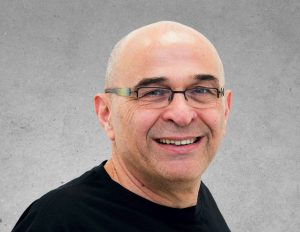 יוסי במני מנהל ייצור הצטרף לקבוצה בשנת 2005. אחראי על שיווק, מיתוג, עיצוב ותכנון המבנה החדש, כיכב בתוכנית טלוויזיה בפריים טיים של ערוץ 2 ונחשב לאומן האשליות המוביל בישראל.